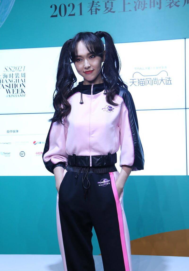 原创36岁唐嫣太显嫩,穿粉色运动服扎双马尾,清新大方好似元气少女