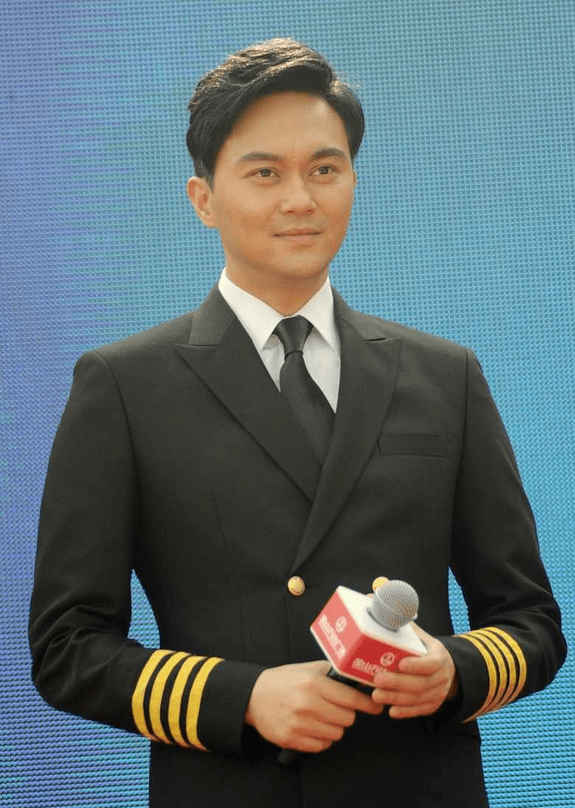 张智霖穿机长装太帅了英姿飒爽线条硬朗实打实的潇洒型男