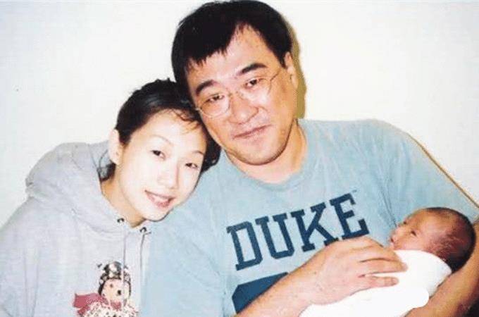 直到2015年,李宗盛低调与比他小27岁的千惠结婚,但婚后三年才被公开.
