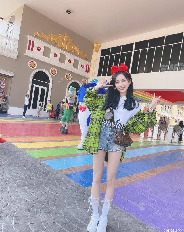 别人纹身都要马赛克,吴宣仪却大胆穿"纹身袖",变成叛逆少女!
