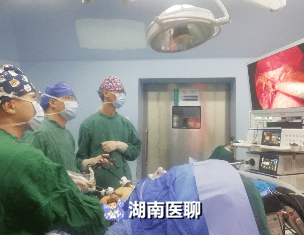 老人接受微创小切口技术完成胃癌大手术
