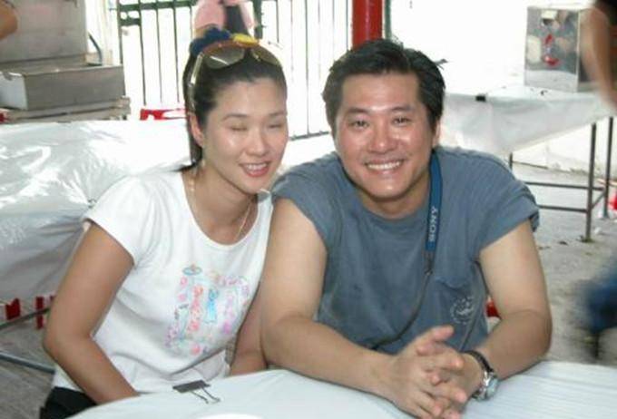 原创怀孕了?56岁邵仲衡携妻逛街,妻子腹部隆起孕味浓,两人结婚19年