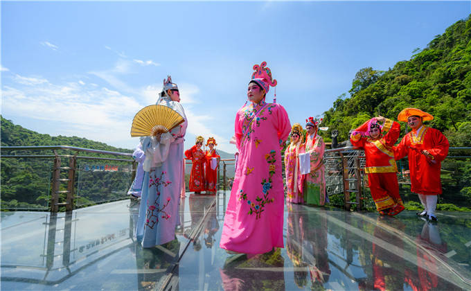 广东清远玻璃桥上演粤剧网红表演,网红产品与文化融合