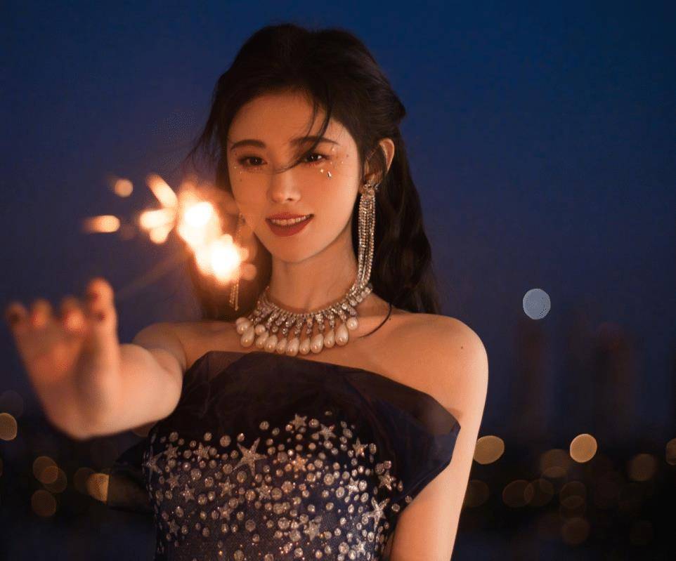 鞠婧祎舞台首唱芙蓉无美颜直播镜头下怼脸拍模样没看错