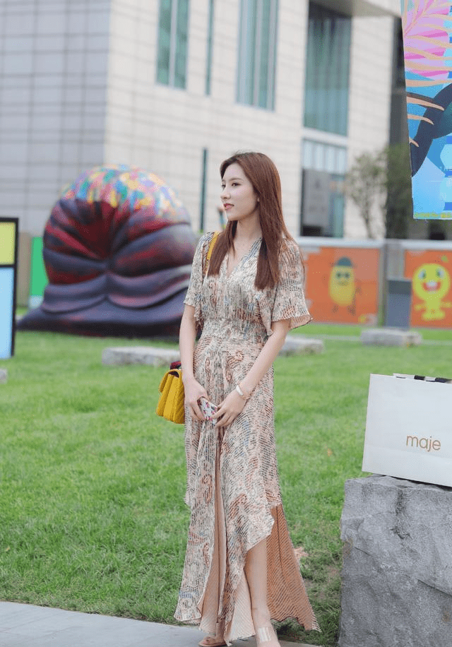 连衣裙穿出自己的个性与品位,能够很好的带来淑女的