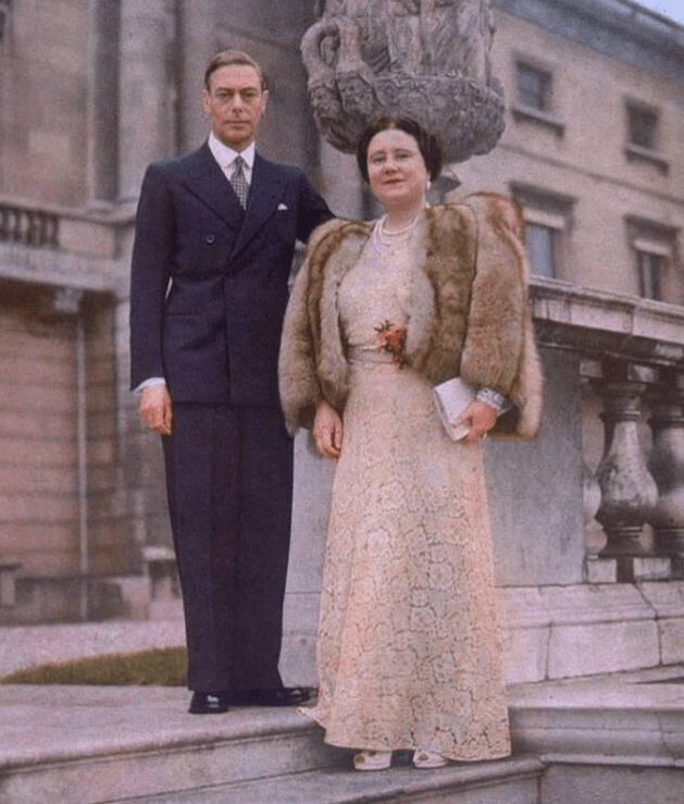 原创74年前乔治六世亲手把英女王交到菲利普亲王的手上背影很感人
