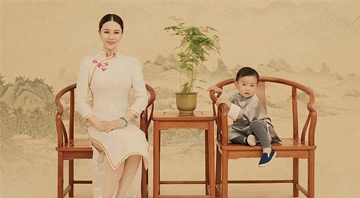 原创佟大为晒一家五口全家福,被嘲重男轻女思想,感觉是为儿子拍的