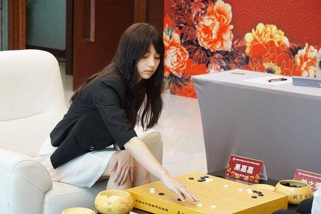 原创围棋女神黑嘉嘉,在日本深受欢迎,穿旗袍美得不敢直视