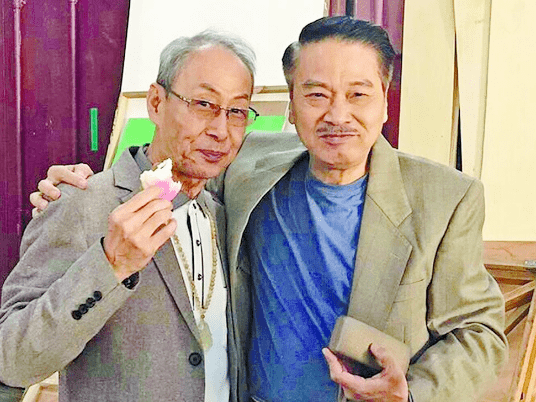 原创永别!黄树棠出殡骨灰撒入花园,儿子手捧遗照送父亲火化