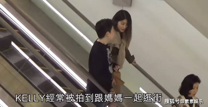 陈慧琳带72岁的母亲逛街,陈妈妈太显年轻,比朱玲玲还要漂亮