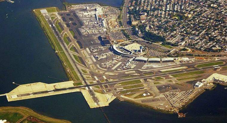 拉瓜迪亚机场是美国纽约市的三大机场之一, 位于皇后区,面向法拉盛湾