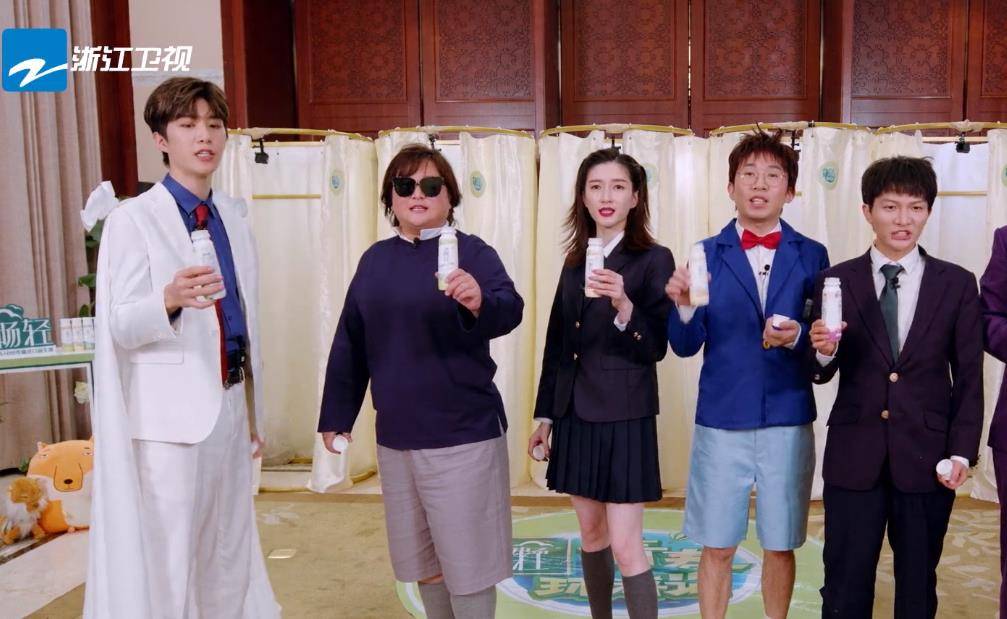 原创站在贾玲身边的江疏影,真实身高再也藏不住了!