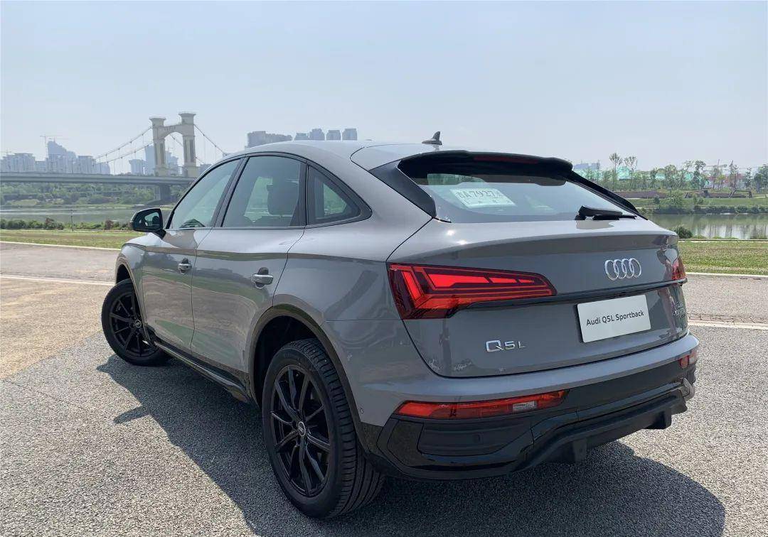 奥迪q5lsportback40tfsi上市特别版试驾设计亮眼动力偏弱