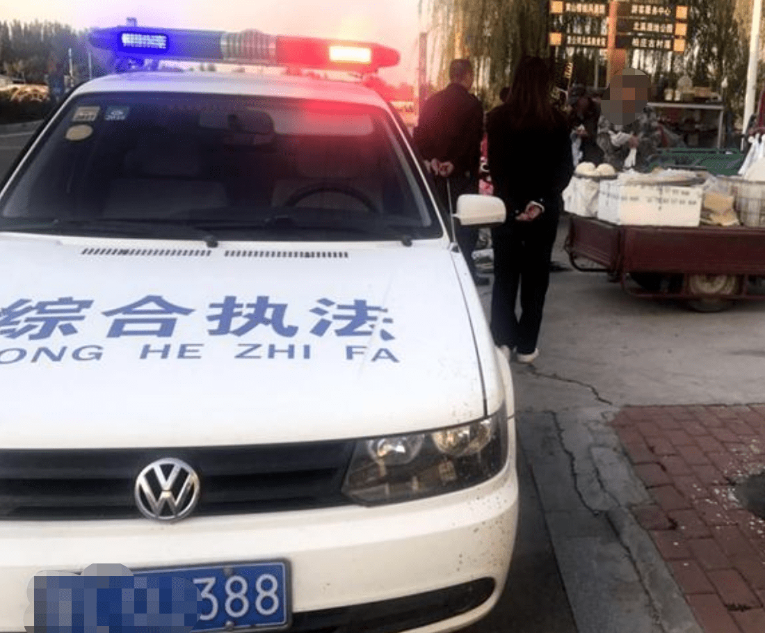 平顶山多辆执法车不挂牌上路,市民质疑"搞特权,城管局:发现一个处理