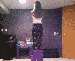 搞笑gif:那天去河边喂鱼,手指头差点少一个