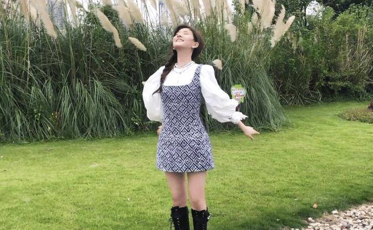 原创赵露思去河边拍海报,原相机扫过她,真实腿型一目了然