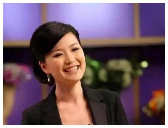 东方台主持人被罚了,五位主持人证被吊销,周立波机智避雷