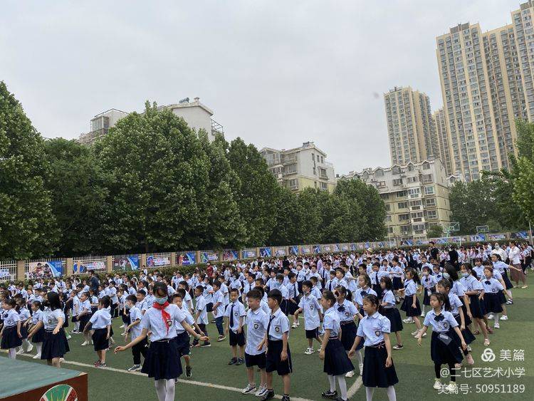 走进小学筑梦成长二七区艺术小学迎接幼儿园小朋友进校参观