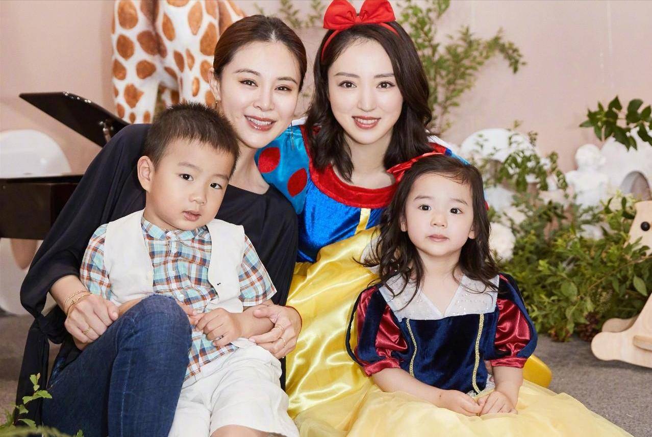 佟大为儿子和董璇女儿牵手走秀!高颜值复刻爸妈,青梅竹马超有爱