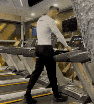 下面是他的秀身材环节 妹子们请勿舔屏 ▼ 长得帅,个头高,身材好 作为