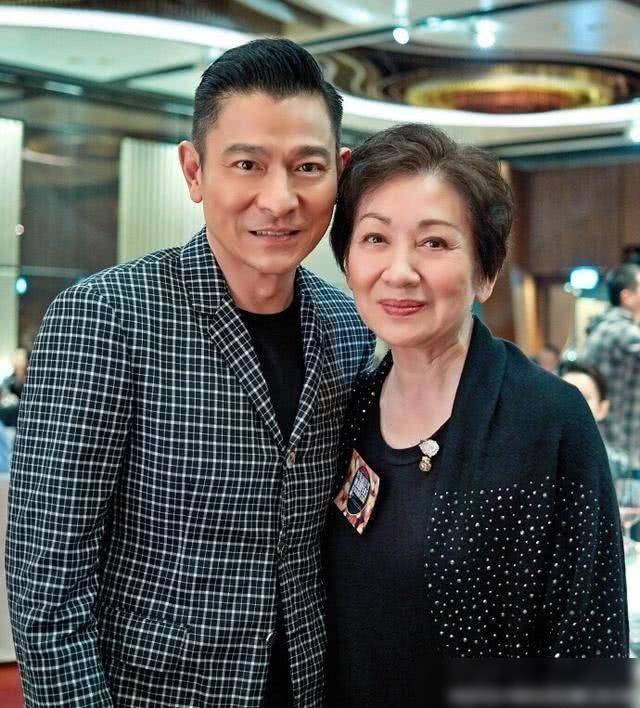 原创刘德华54岁老婆近照身体发福胖成大妈女儿漂亮可爱很像他