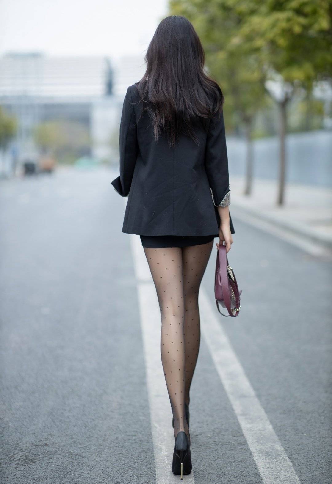 小姐姐的超短包臀裙丝袜高跟鞋显腿长,十足的女王范