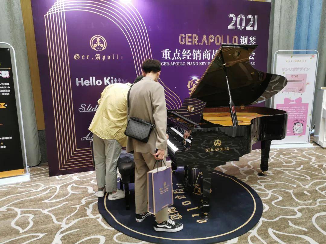 特邀嘉宾高磊教授现场演奏ger-apollo钢琴,采用独家专利sss技术的ga