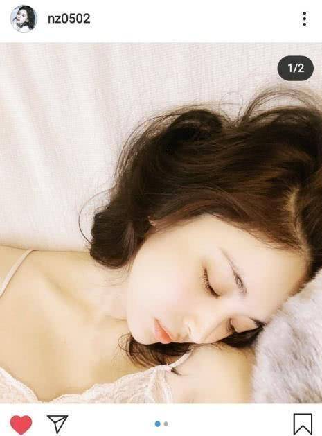 披散着一头飘逸秀发,身穿蕾丝吊带衣的她歪头躺在床上,侧脸入镜的娜扎