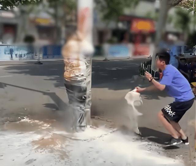 原创河南男子被五花大绑在路灯杆上,身上还浇了鞋油,环卫工人无奈