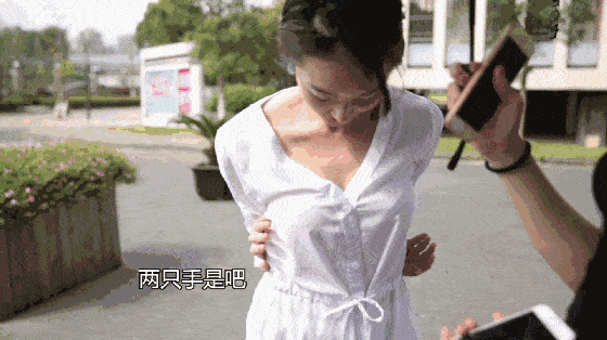 搞笑gif合集大爷您悠着点别吓着人家女士的