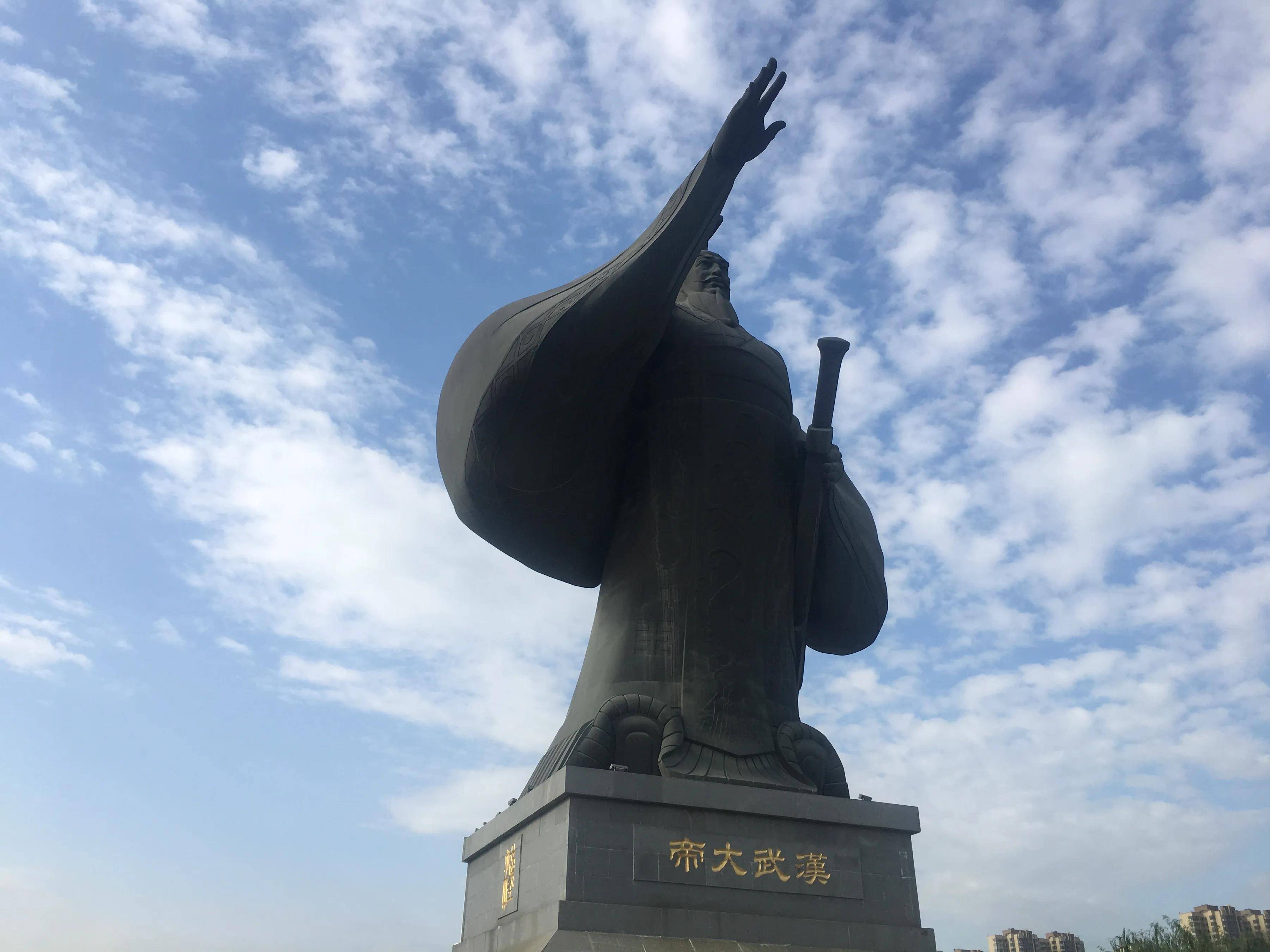 西安汉城湖国内最大皇帝雕像汉武大帝尽显强盛大国辉煌伟业