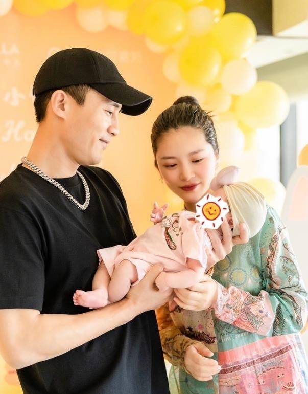 王灿晒全家福庆祝女儿满月,杜淳铁汉柔情,王灿幸福落泪