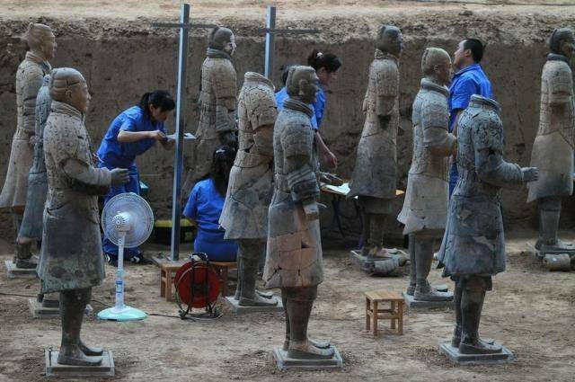 真有"活人俑"?出现5分钟便消失的秦俑,考古家:快请德国专家