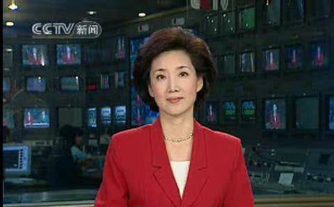 原创56岁的央视主播李修平,旧照曝光,气质出众不输当红女明星