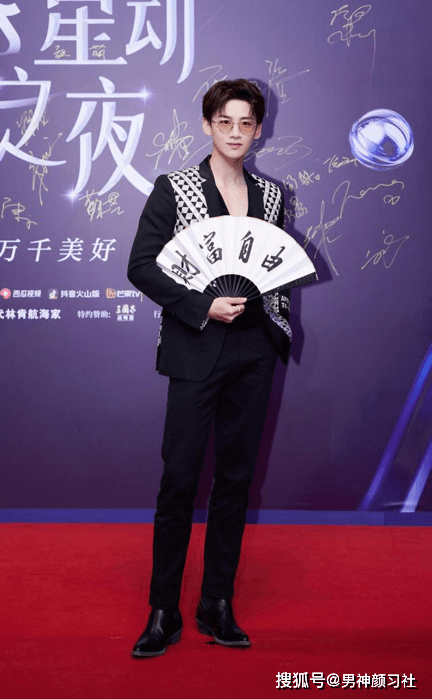 什么是容易让人忽略颜值的穿搭?跟白敬亭学一下