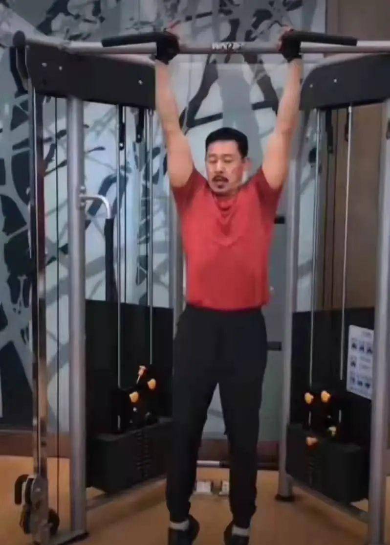 原创65岁张丰毅与55岁李若彤一起健身,肌肉男和少女的既视感