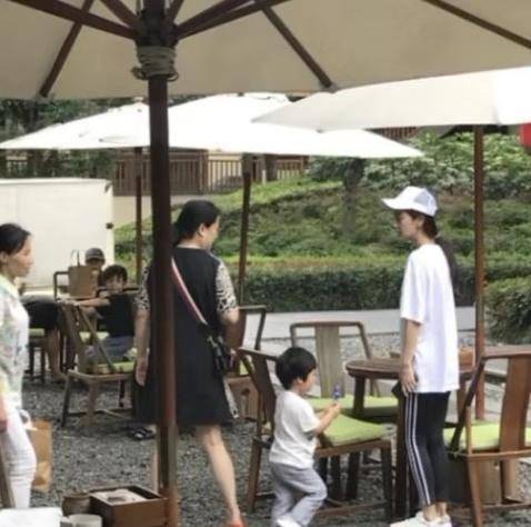 杨颖晒亲子照,3岁小海绵身高惊人长腿抢镜,与黄晓明越