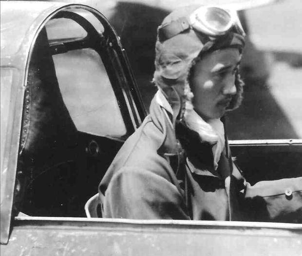 二战日军独臂飞行员:投降前两小时参战,为了王牌飞行员尊严!