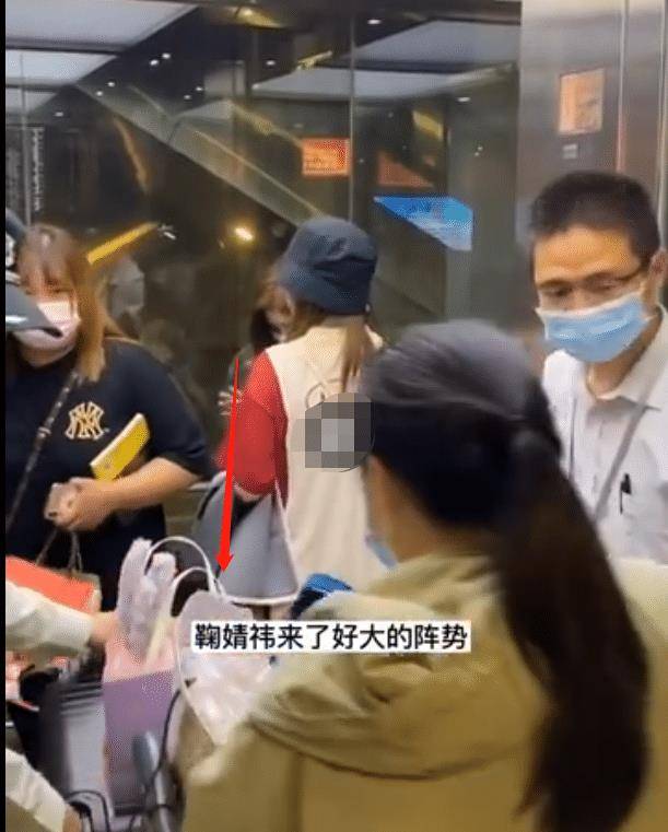 原创鞠婧祎被扒出行排场大,坐电梯时经纪人把别人赶出来,让她先进去