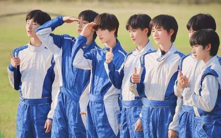 不少了解过的人,听到时代少年团,都会想到:磕cp严重化和对队友女化