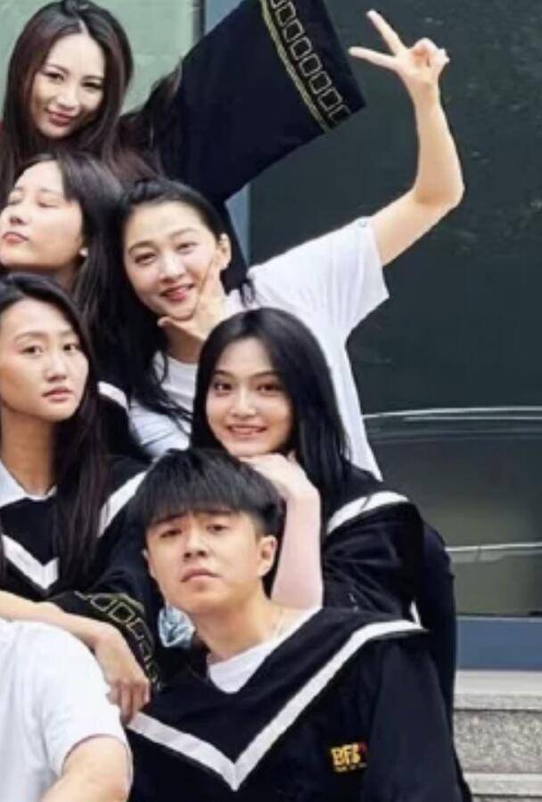 关晓彤高清毕业照,站c位比剪刀手青春养眼,周也不舍同学抹眼泪