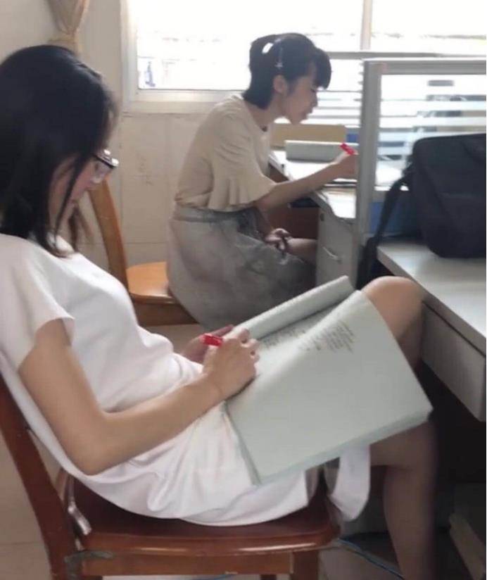 90后女老师办公室模拟开车,动作娴熟,网友:又是一名女