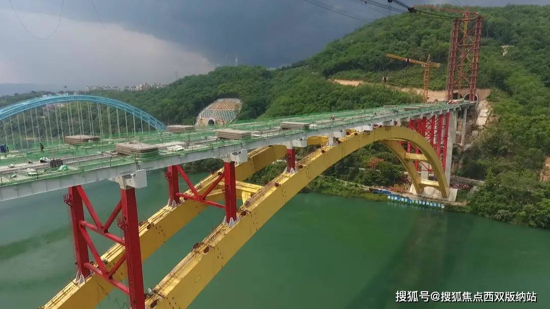景海高速公路澜沧江特大桥钢梁吊装顺利完成_施工