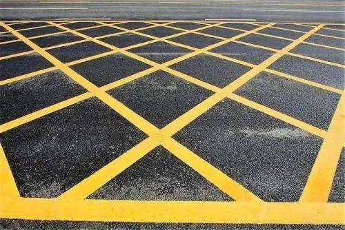 黄色网格线,用于标示 禁止以任何原因停车的区域.
