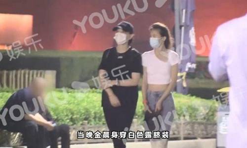 原创金晨李斯丹妮挽手散步 闺蜜出游好开心