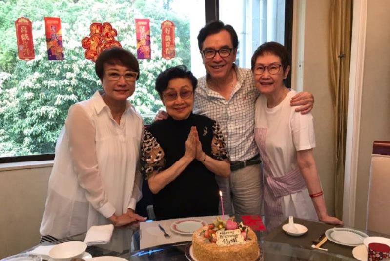 姜大卫夫妇参加派对,邓光荣妻子罕露面气质好,丧夫后生活低调