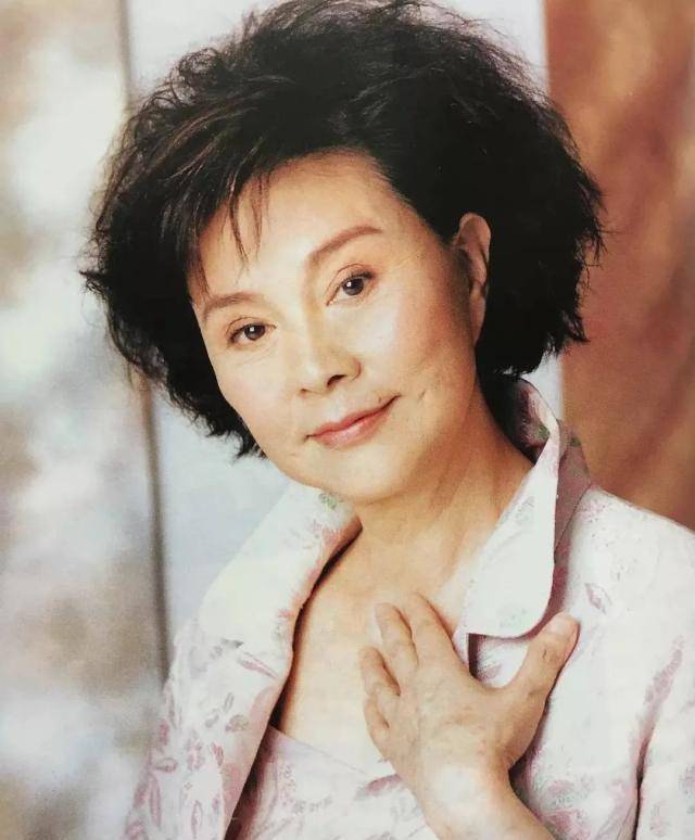 75岁老戏骨归亚蕾,和初恋丈夫恩爱57年,如今女儿成就高