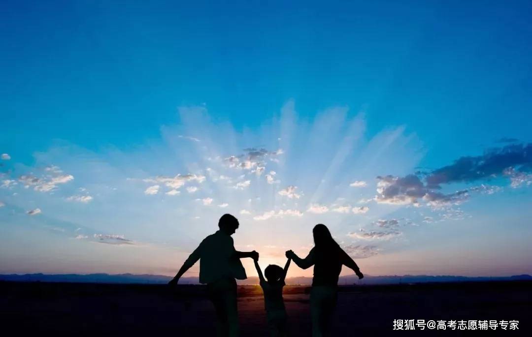 ④孩子是看着家长的背影长大的,和谐的家庭比什么都重要