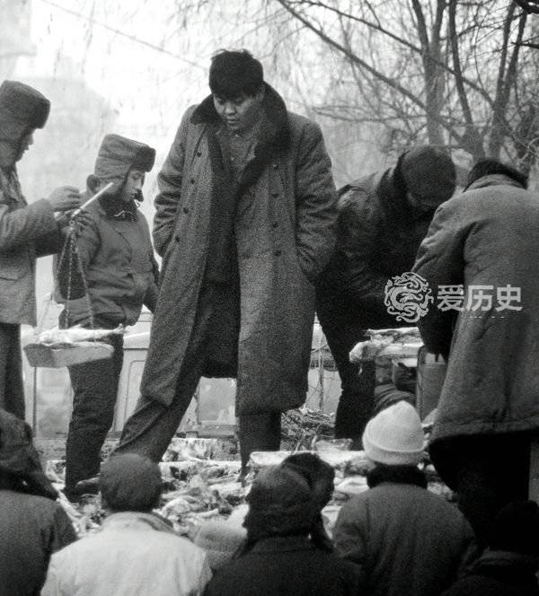 八十年代哈尔滨老照片:人头攒动的轻工市场 玩陀螺的精神小伙