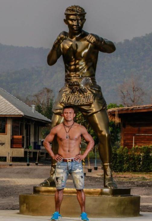 37岁的泰拳王子播求身价过亿雕像设在家门口军方对他宠爱有加